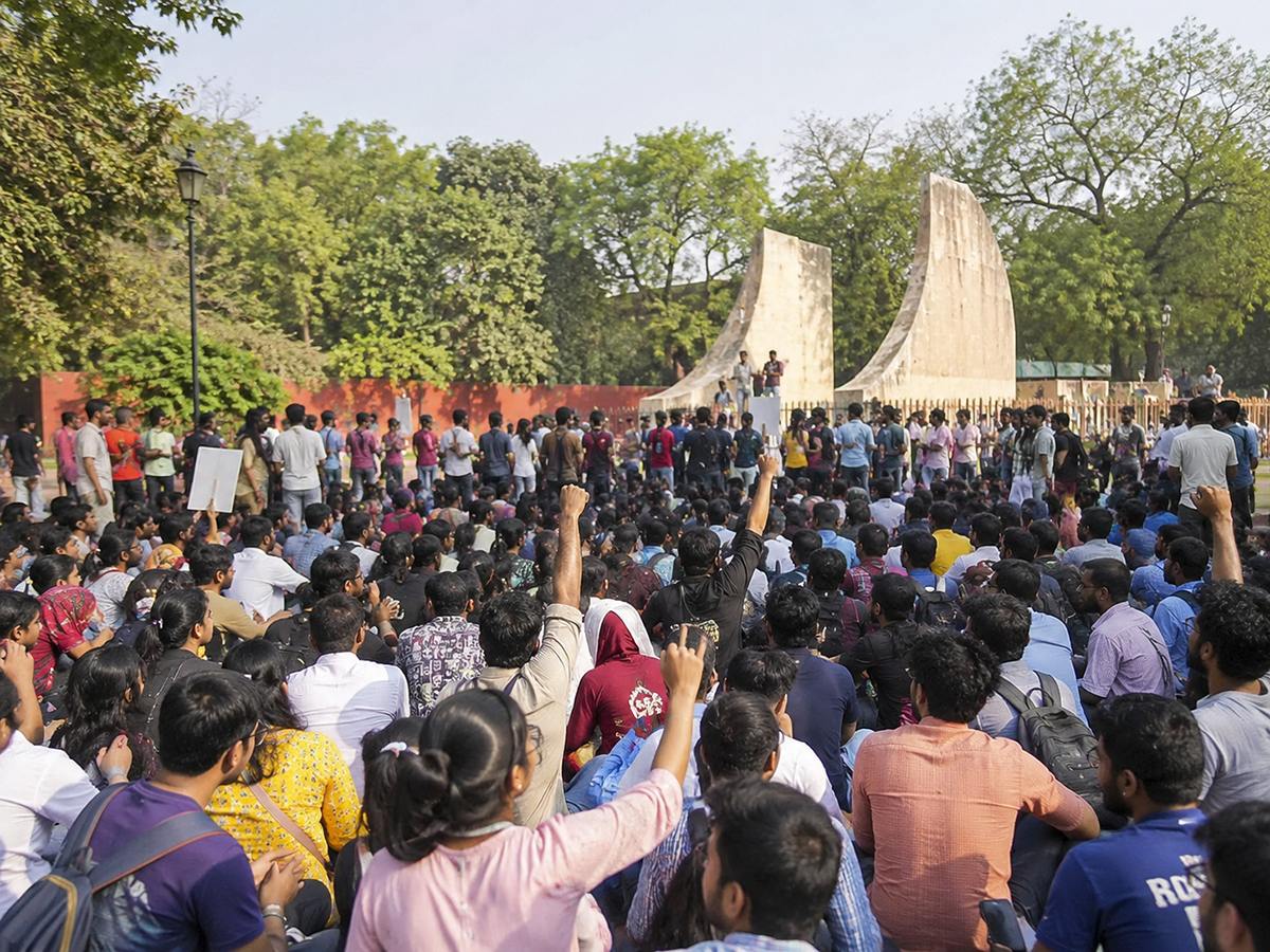 দিল্লির যন্তর মন্তরে ককরোচ জনতা পার্টির বিক্ষোভ : শিক্ষাব্যবস্থার জবাবদিহি ও স্বচ্ছতার দাবিতে সরব তরুণরা